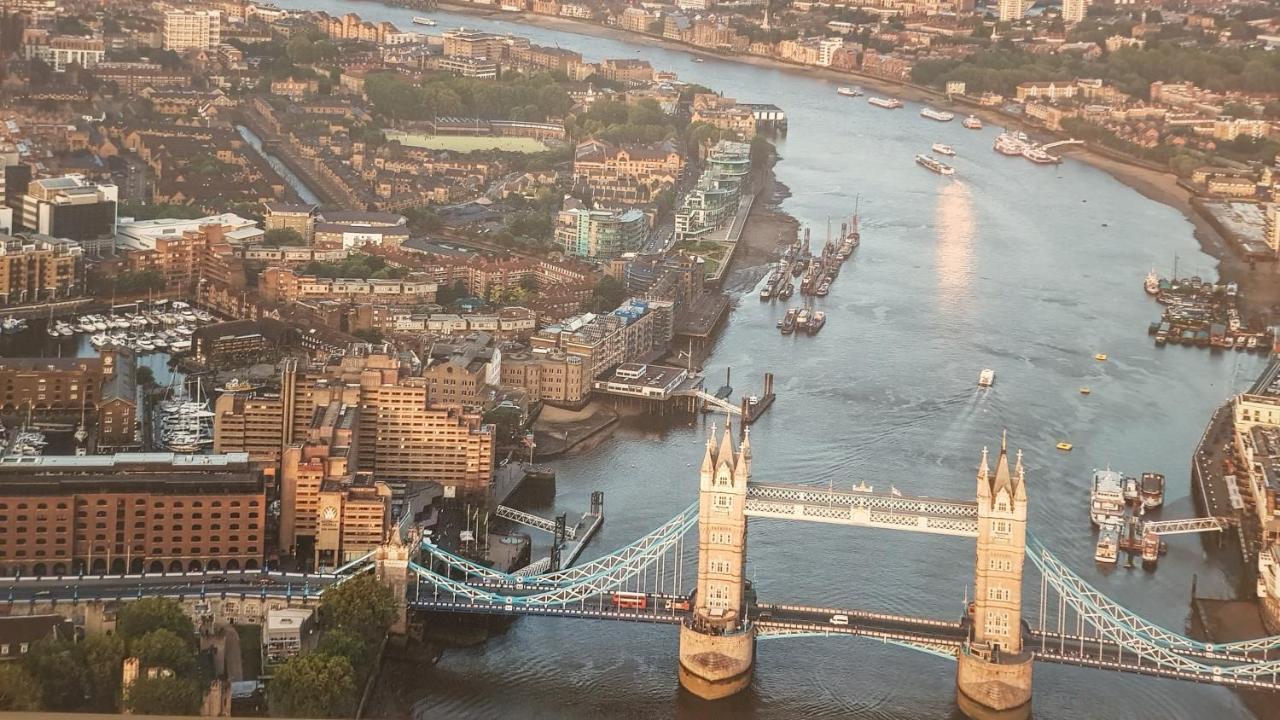 Gazde/Camere de închiriat Two Stunning Bedrooms & Private Balcony & River View Londra