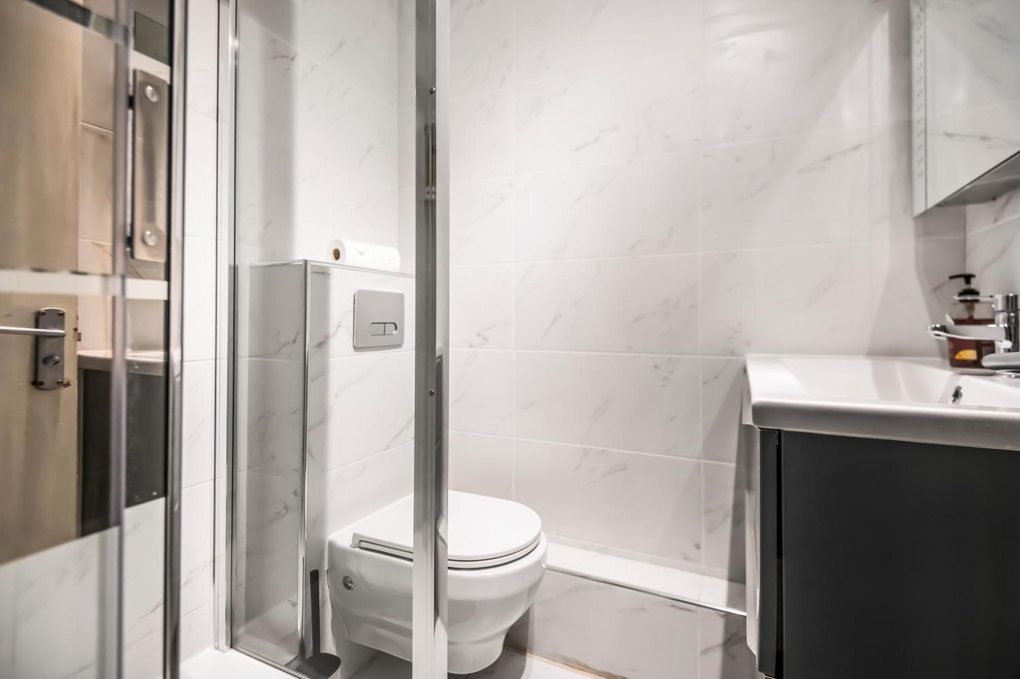 Two Stunning Bedrooms & Private Balcony & River View Gazde/Camere de închiriat