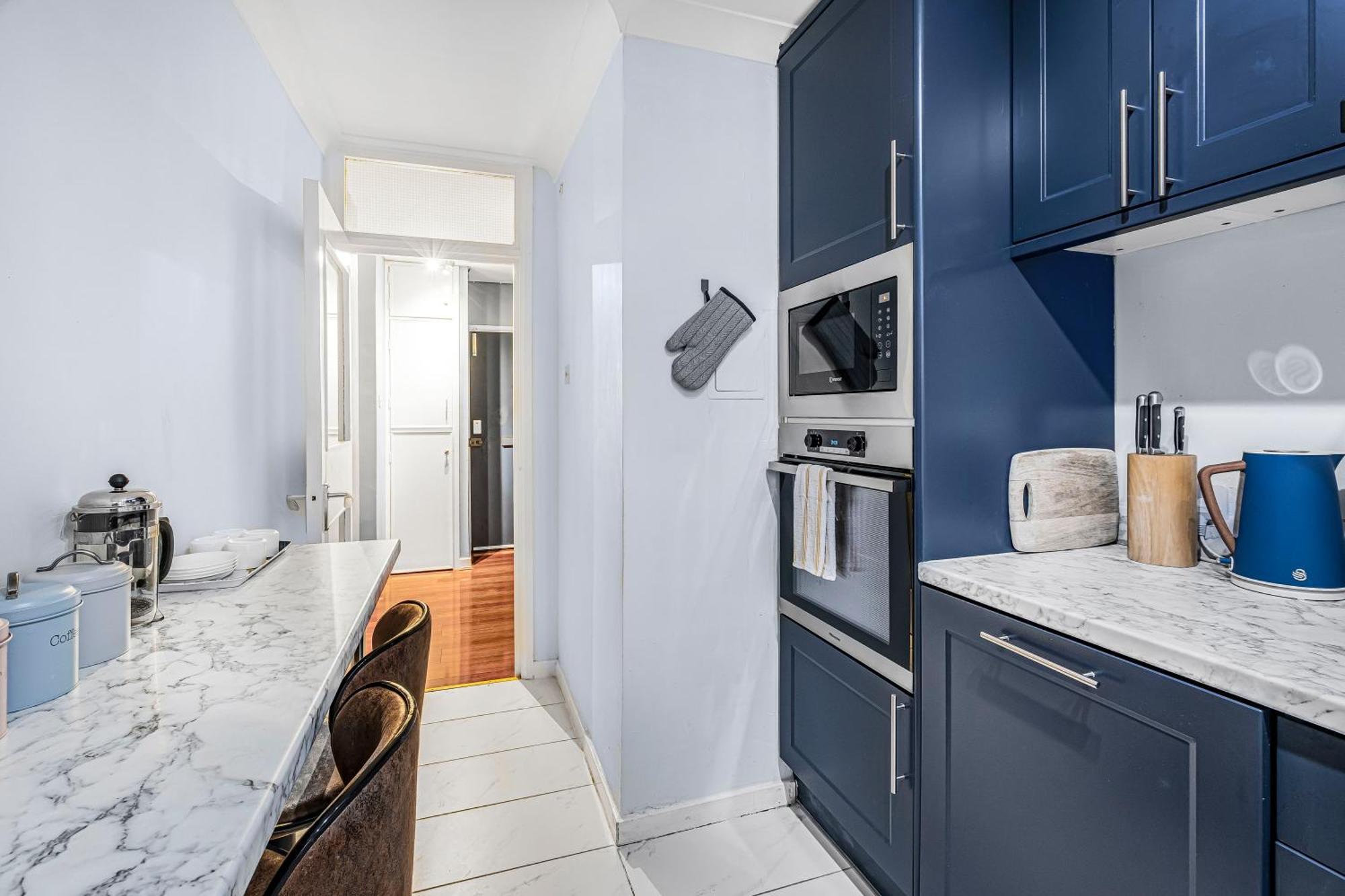 Gazde/Camere de închiriat Two Stunning Bedrooms & Private Balcony & River View *
