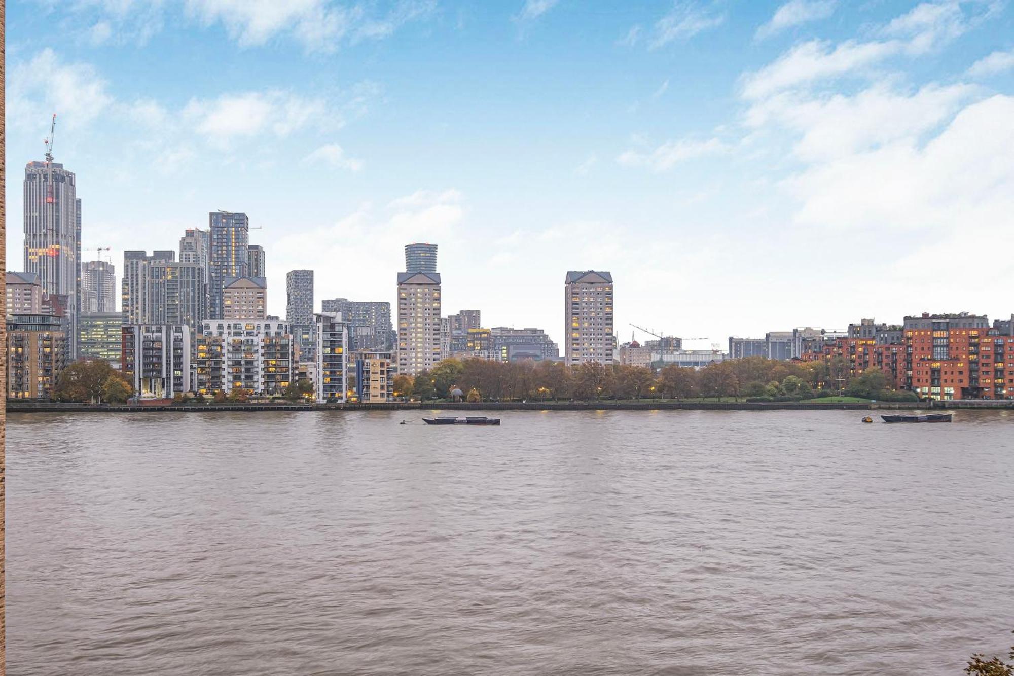 Gazde/Camere de închiriat Two Stunning Bedrooms & Private Balcony & River View Londra
