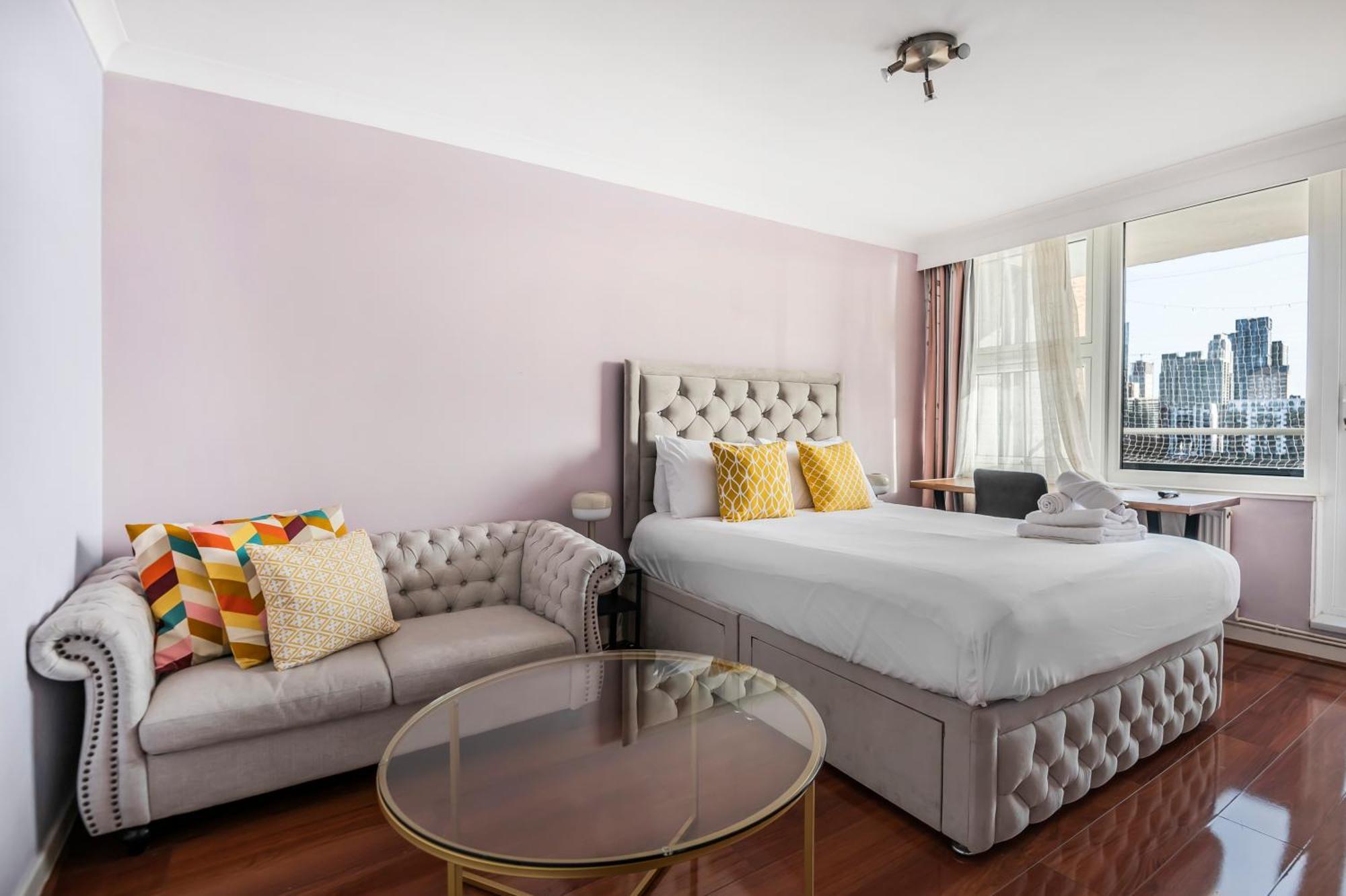 Two Stunning Bedrooms & Private Balcony & River View Gazde/Camere de închiriat *