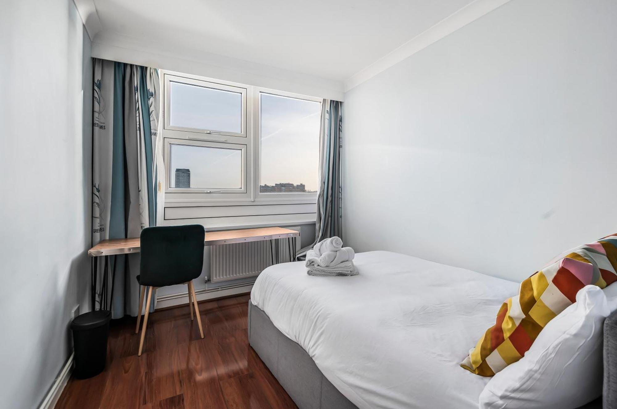 Gazde/Camere de închiriat Two Stunning Bedrooms & Private Balcony & River View