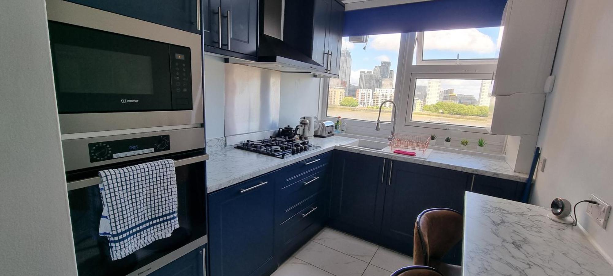 Gazde/Camere de închiriat Two Stunning Bedrooms & Private Balcony & River View *